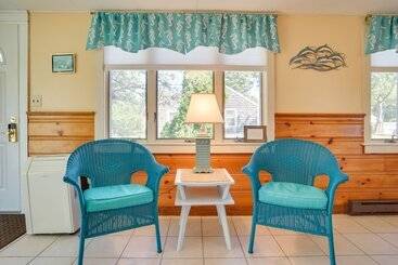 茅舍 Coastal Cape Cod Charmer: Walk To Beach & Main St!