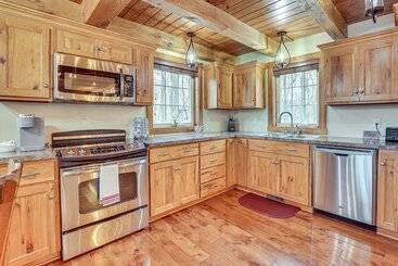 茅舍 Happy Haven Hill  Cabin W/ Patio & Fire Pit!