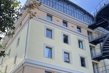 هتل Dali Hôtel Montauban