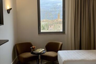 هتل Dali Hôtel Montauban