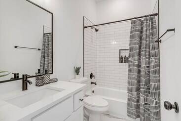 Modern Houston Vacation Rental, 8 Mi To Downtown!