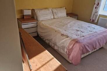 اقامتگاه Family Home Three Bed House Near The Beach