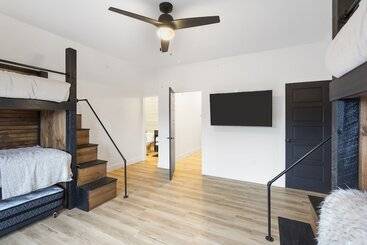 Rocky Shores Retreat   Indoor Pool Open