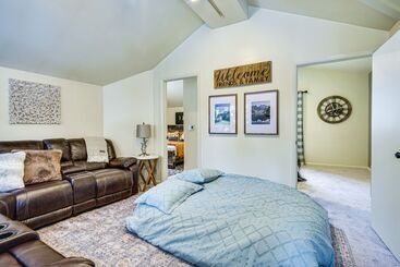 Solitude Mountain Cabin: Creek Side View & Hot Tub