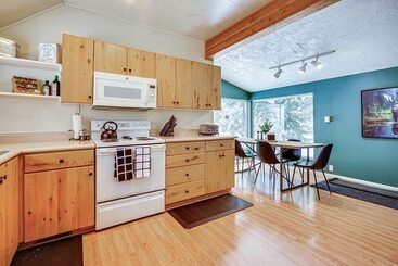 Solitude Mountain Cabin: Creek Side View & Hot Tub
