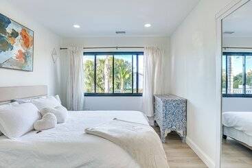 South Oceanside Gem W/ Pool & Spa   2 Mi To Beach!