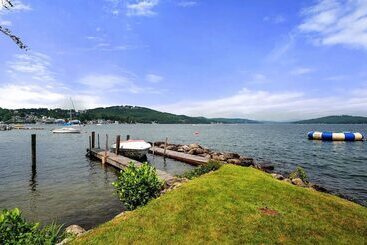 Winni Lakefront Cabin