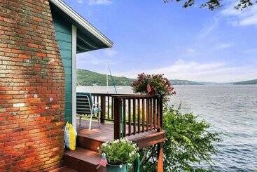 Winni Lakefront Cabin