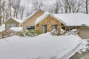 コテージ Year Round Hidden Valley Home: Ski, Hike & More!