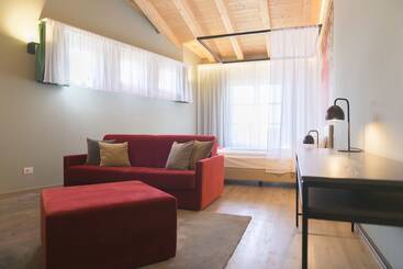 مسافرخانه Regina Del Garda Suite