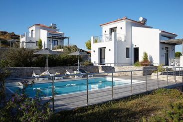 Eleia Seafront Suites & Villas