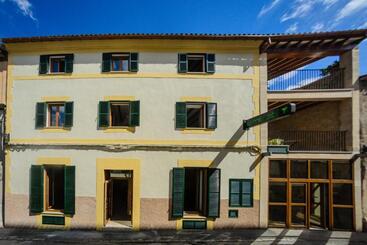 Embat Alberg Juvenil   Hostel - Montuiri