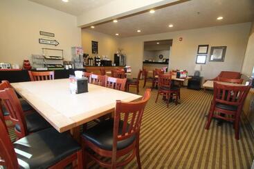 酒店 Bowman Inn And Suites