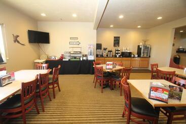 酒店 Bowman Inn And Suites