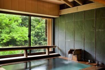 هتل Yamanaka Onsen Kagari Kisshotei