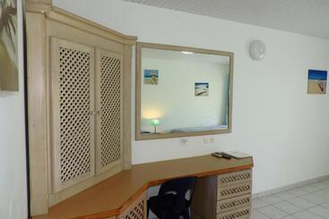 هتل Residence Les Cayalines