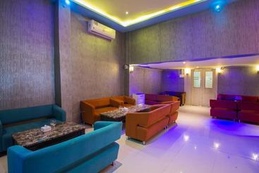 هتل Satish Executive