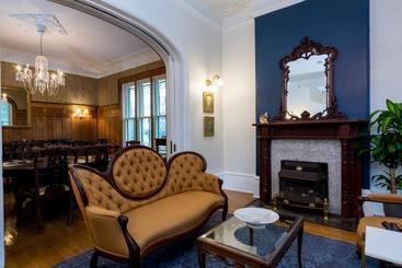هتل The Secret Garden B&b Inn