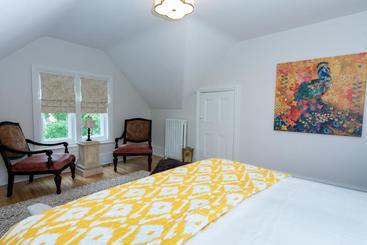 هتل The Secret Garden B&b Inn