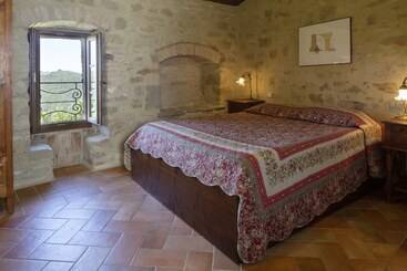 Castello Di Cisterna - Gualdo Cattaneo