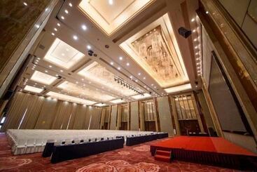 هتل Huitang Huatian Hot Spring Resort