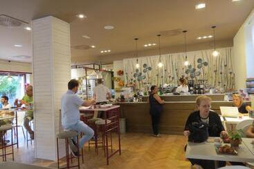 هتل Monza City Rooms & Studios