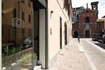 هتل Monza City Rooms & Studios