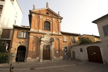 هتل Monza City Rooms & Studios