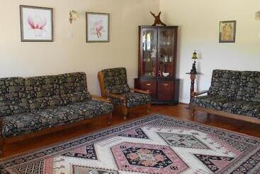 هتل The Gardens B&b