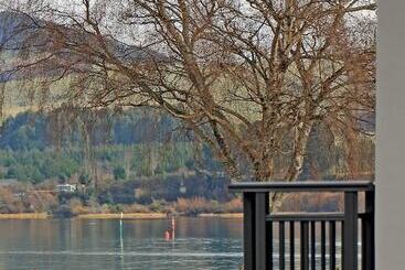 Acacia Lake View Motel