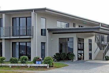 Acacia Lake View Motel