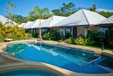 هتل Baan Chongfa Resort