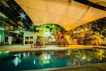 هتل The Hideaway