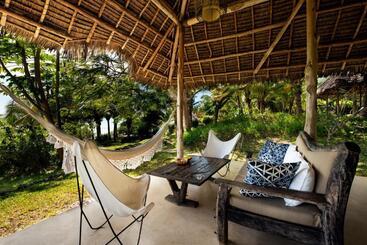 هتل Qambani Luxury Resort