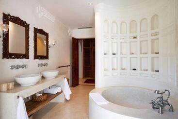 هتل Qambani Luxury Resort