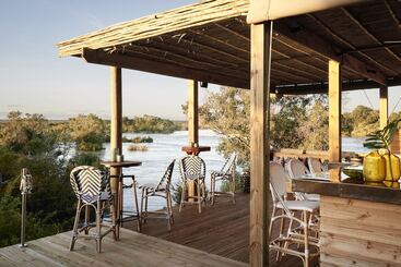 هتل Victoria Falls River Lodge