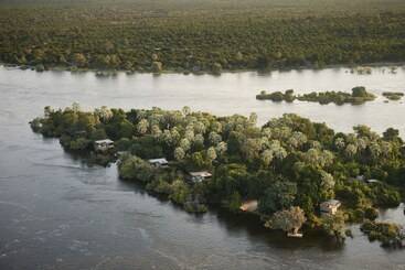هتل Victoria Falls River Lodge
