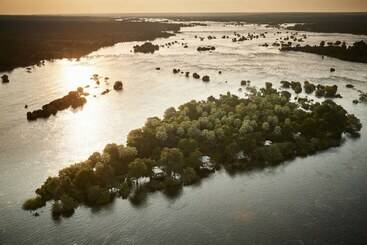 هتل Victoria Falls River Lodge