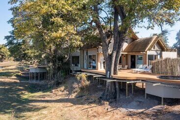 هتل Victoria Falls River Lodge