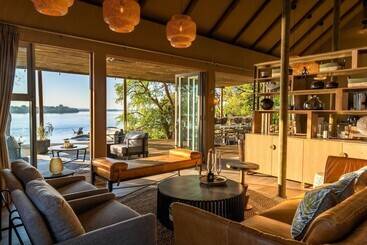 هتل Victoria Falls River Lodge