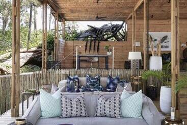 هتل Victoria Falls River Lodge