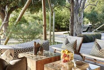 هتل Victoria Falls River Lodge