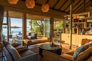 هتل Victoria Falls River Lodge