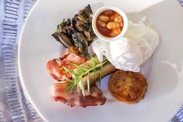 هتل Victoria Falls River Lodge