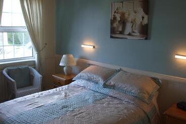 تختخواب و صبحانه Shannonside House N37hf67
