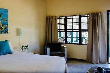 هتل Talk Of The Town Inn & Suites