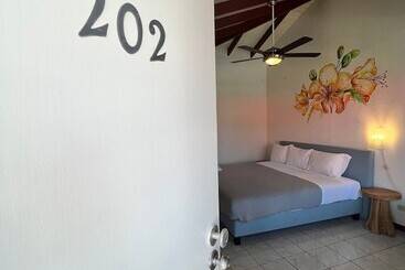 هتل Talk Of The Town Inn & Suites