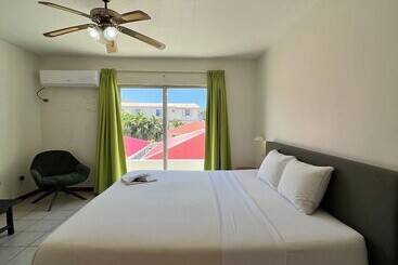 هتل Talk Of The Town Inn & Suites