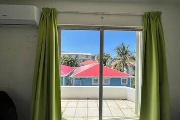 هتل Talk Of The Town Inn & Suites