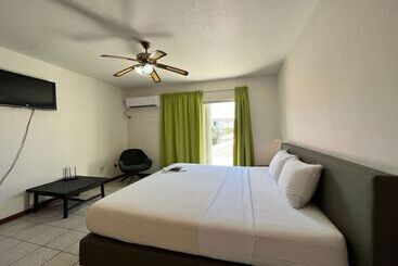 هتل Talk Of The Town Inn & Suites